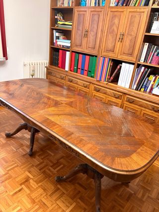 Mesa de comedor antigua de madera