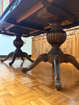 Mesa de comedor antigua de madera