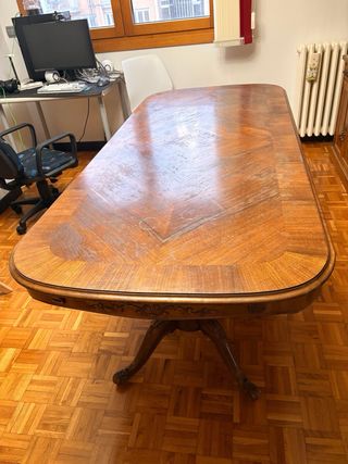Mesa de comedor antigua de madera
