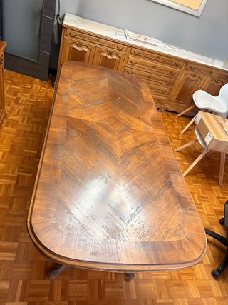 Mesa de comedor antigua de madera