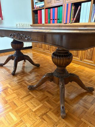 Mesa de comedor antigua de madera