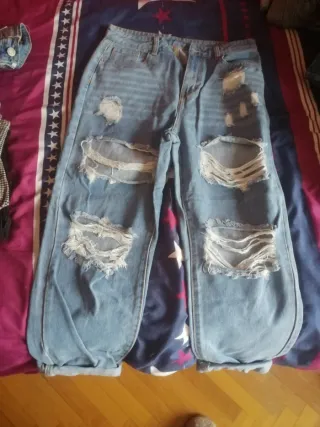 Pantalón vaquero ancho con rotos