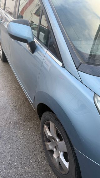 Peugeot 5008 2011
