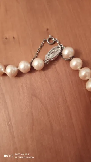 Collar de perlas con cierre plateado