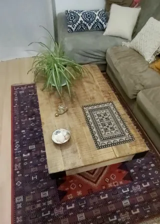 Mesa de centro estilo industrial en madera y metal