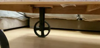 Mesa de centro estilo industrial en madera y metal