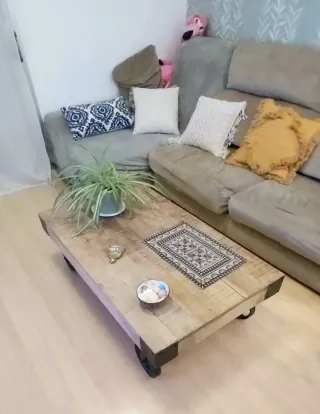 Mesa de centro estilo industrial en madera y metal