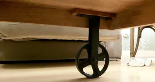 Mesa de centro industrial en madera y metal