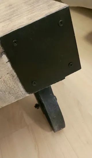 Mesa de centro industrial en madera y metal