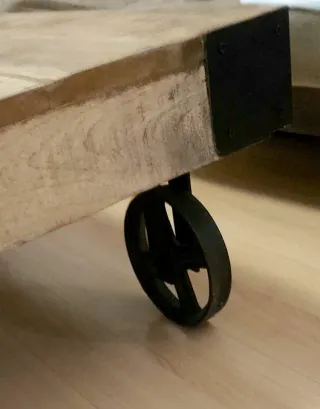 Mesa de centro estilo industrial en madera y metal