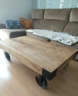 Mesa de centro estilo industrial en madera y metal