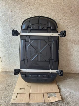 Cofre de coche con barras