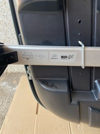 Cofre de coche con barras