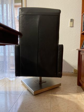 Sillón de piel negro con base metálica