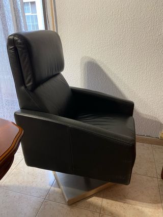 Sillón de piel negro con base metálica