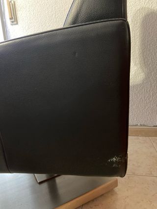 Sillón de piel negro con base metálica