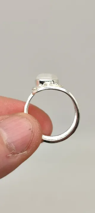 Anillo ajustable de plata y piedra Luna.