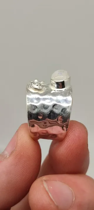 Anillo ajustable de plata y piedra Luna.