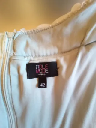 Vestido de fiesta plateado con pedrería