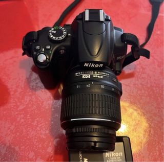 Fotocamera Nikon D5000 con obiettivo extra
