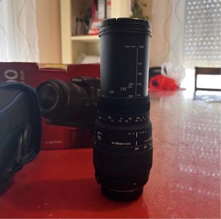 Fotocamera Nikon D5000 con obiettivo extra