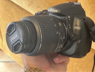 Fotocamera Nikon D5000 con obiettivo extra