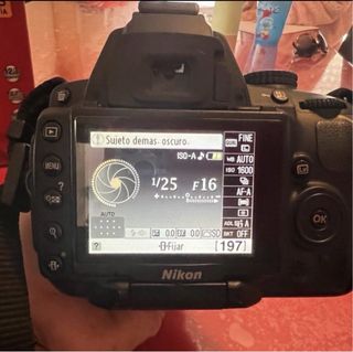 Fotocamera Nikon D5000 con obiettivo extra