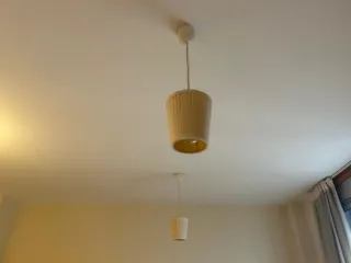 Lámparas de techo beige y doradas
