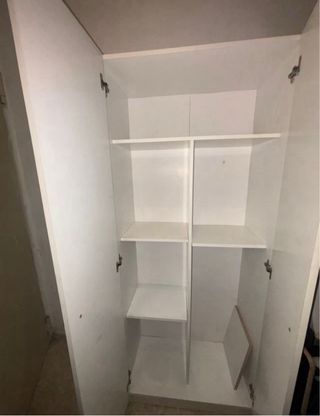 Armario blanco con diseño floral negro