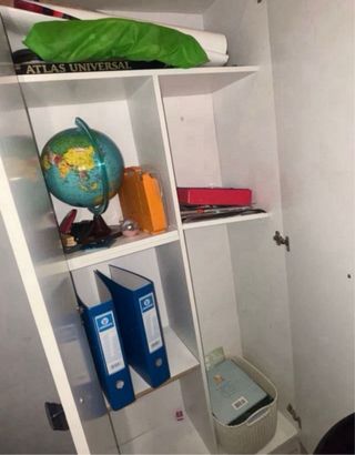 Armario blanco con diseño floral negro