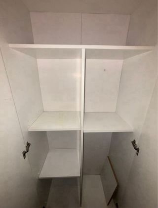 Armario blanco con diseño floral negro