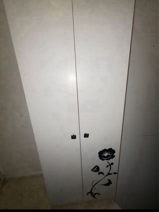 Armario blanco con diseño floral negro