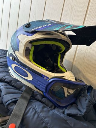 Casco Givi Enduro 60.1 + Gafas Oakley