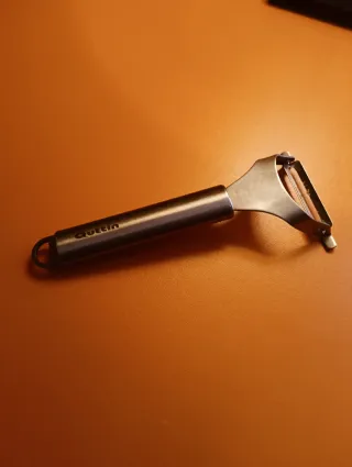 Pelador Quttin Metal y Tela Marrón