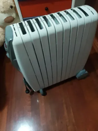 Radiador de aceite gris y blanco