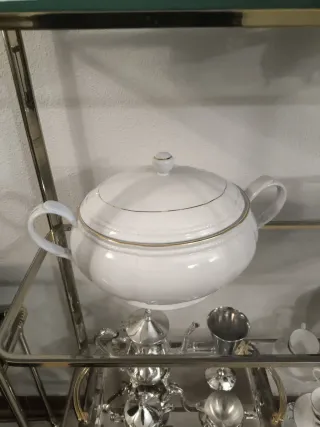 Sopera de porcelana con detalles dorados