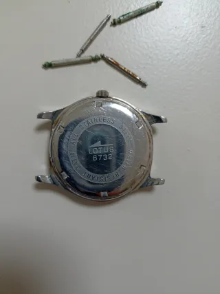 Reloj Lotus Dorado y Blanco
