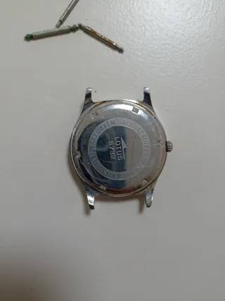 Reloj Lotus Dorado y Blanco