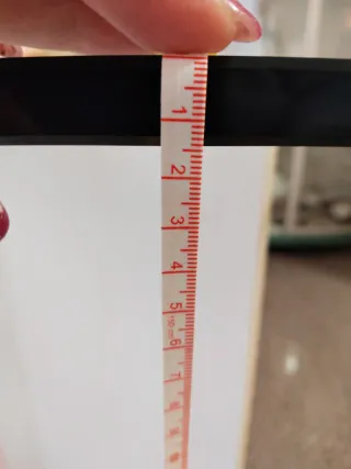 Mesa de comedor tapa de cristal y pies de madera.