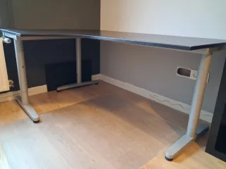 Escritorio de esquina negro y gris