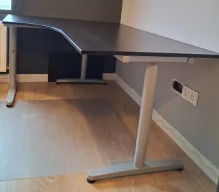 Escritorio de esquina negro y gris