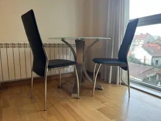 Mesa redonda con 2 sillas negras