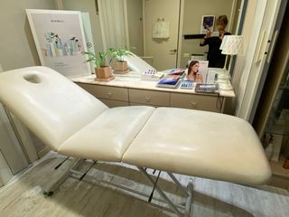 Camilla profesional de masaje o estética.