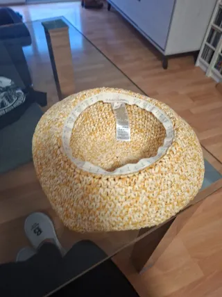 Sombrero de paja beige y amarillo