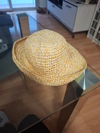 Sombrero de paja beige y amarillo