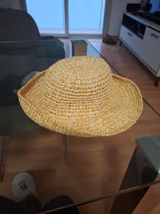 Sombrero de paja beige y amarillo