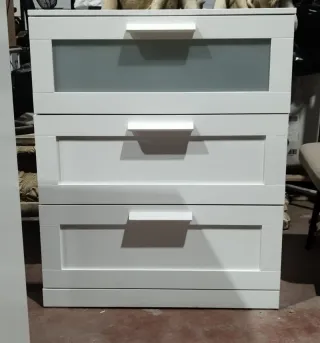 Cajonera blanca y gris con cristal está montada