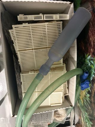 Acuario y armario Negro con Accesorios