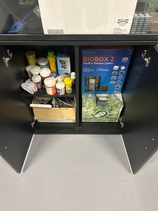 Acuario y armario Negro con Accesorios