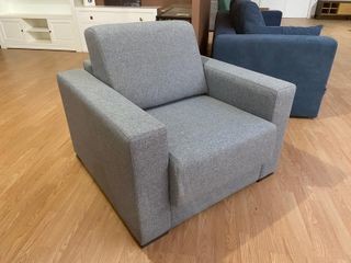 Sillón de tela gris